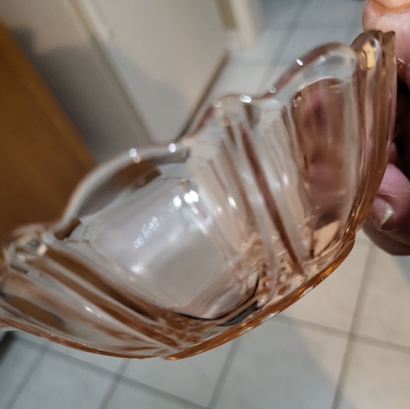Pink Depression Glass Heart Bowl Oyster& Pearl Pattern by Anchor Hocking Vintage - Picture 4 of 9
